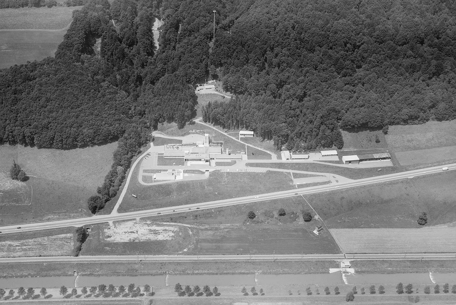Vue aérienne de la centrale de Lucens en juillet 1969.
http://doi.org/10.3932/ethz-a-000369514