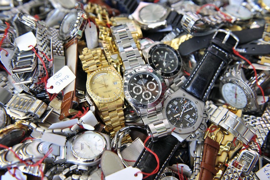 Plusieurs milliers de contrefacon de montres suisses ont ete detruites ce mardi 1 juillet 2008, a l'entreprise MHT Recycling SA de Cressier, FR. Sous l'egide de la federation Horlogere, de l ...