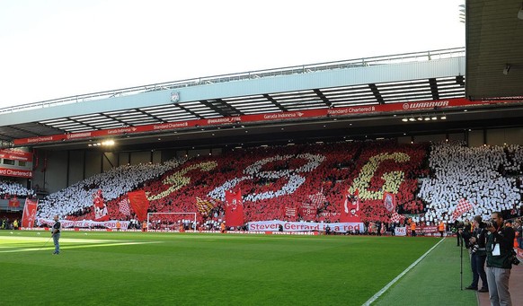 Steven Gerrard (ici fêté par le kop en 2015) est une légende des Reds, mais il y a un record qu'il ne détient plus.