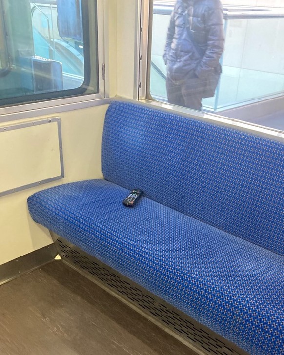 Lustige Fails: TV Remote im ÖV vergessen