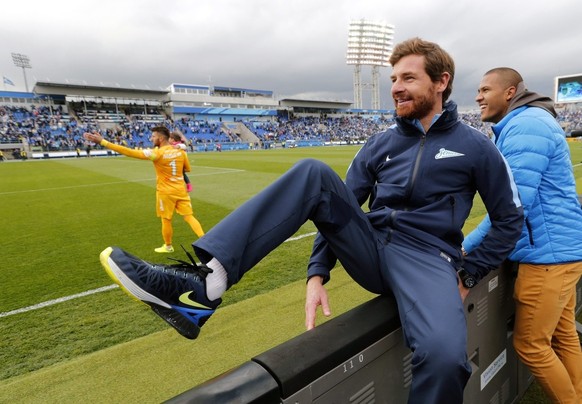 epa04753492 Zenit&#039;s head coach Andre Villas-Boas (C) celebrates after the Russian Premier League soccer match between FC Zenit St Petersburg and FC Ufa at the Petrovsky stadium in St. Petersburg, ...