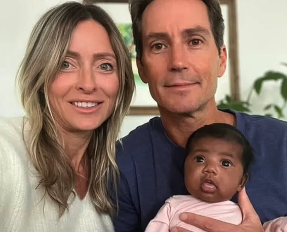 Des parents élèvent le mauvais bébé à cause d'une erreur médicale.