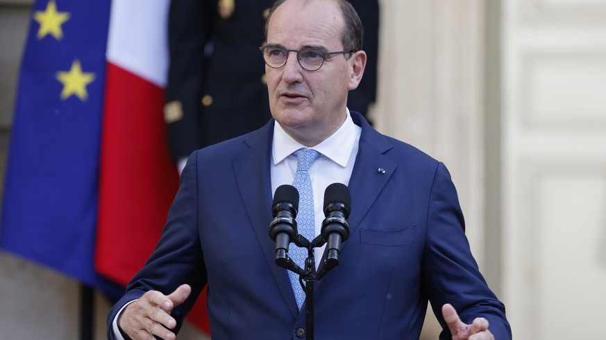epa09951530 France&#039;s outgoing Prime Minister Jean Castex delivers a speech during a handover ceremony in the courtyard of the Hotel Matignon, French Prime ministers&#039; official residence, in P ...