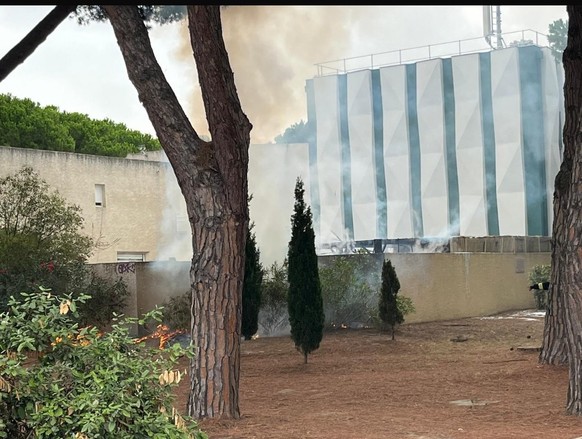 Les flammes ont causé une explosion qui a blessé un policier.