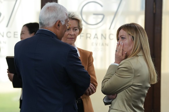 epa13040653 (R-L) Italian Prime Minister Giorgia Meloni, European Commission President Ursula von der Leyen and European Council President Antonio Costa during a working session at the G7 summit in Ev ...