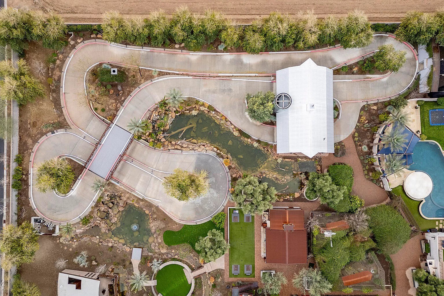 20 millionen für crazy villa mit gokart bahn in gilbert arizona https://www.zillow.com/homedetails/21423-S-147th-St-Gilbert-AZ-85298/59261224_zpid/