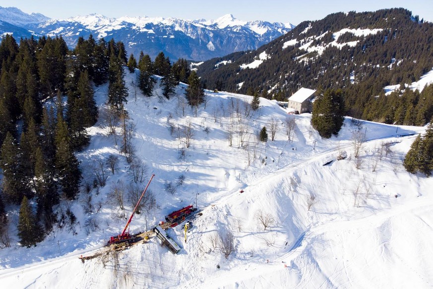 Deux grues se preparent a soulever le wagon du train accidente, pesant 25 tonnes, des Transports publics du Chablais, TPC, lors des travaux de levage et de remise sur rails de la rame du train acciden ...