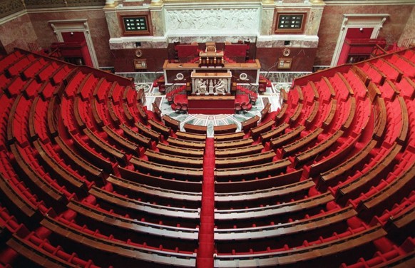 ** ARCHIV ** Ein Archivbild vom 30. Mai 1997 zeigt eine Innenansicht des Plenums in der franzoesischen Nationalversammlung in Paris. Anderthalb Monate nach der beispiellosen Mobilisierung gegen den Re ...