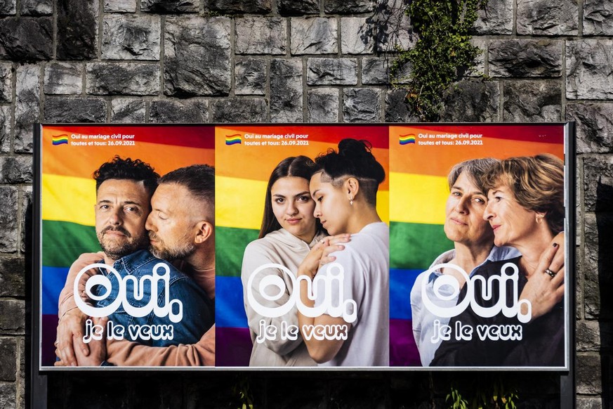 Une affiche incitant a voter oui pour le &quot;mariage civil pour toutes et tous&quot; est visible dans le rue le samedi 4 septembre 2021 a Lausanne. Le 26 septembre prochain la population suisse va s ...