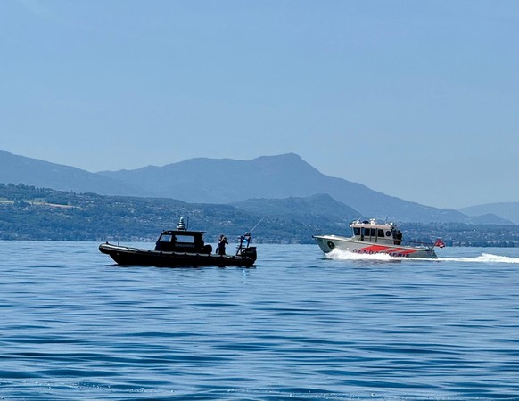 A Genève, une vingtaine de bateaux ont navigué samedi à la mi-journée sur le Léman en soutien à Gaza, en marge du sommet du G7 à Evian. A côté des voiles flottaient plusieurs dizaines de drapeaux pale ...