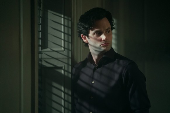 Que vaut la saison 5 de «You»? On vous raconte (sans spoiler). Joe Goldberg est de retour au bercail. Et il n’est plus le petit libraire mal dans sa peau. Il est clean. Marié. Médiatisé. Puissant, mêm ...