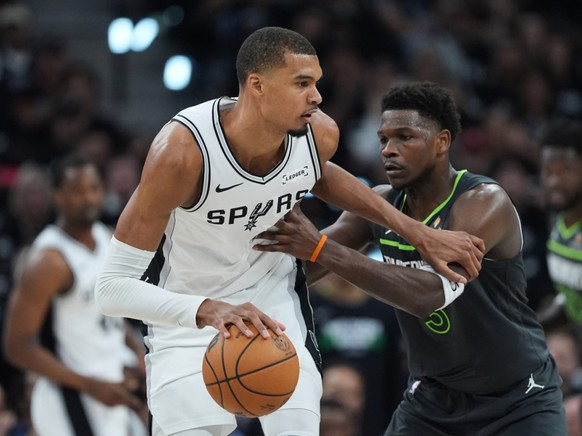 Victor Wembanyama (à gauche) et les Spurs ont corrigé le tir face aux Timberwolves d'Anthony Edwards.