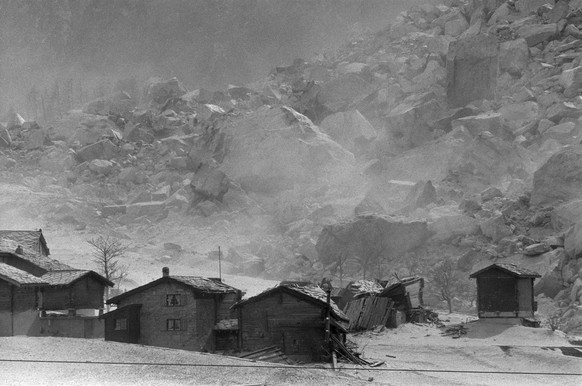 Le premier des trois glissements de terrain successifs survenus près de Randa, dans la vallée de Zermatt, dans le canton du Valais, photographié le 18 avril 1991.
