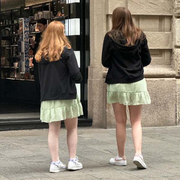 Deux fans de Lana Del Rey à Milan, en 2024.