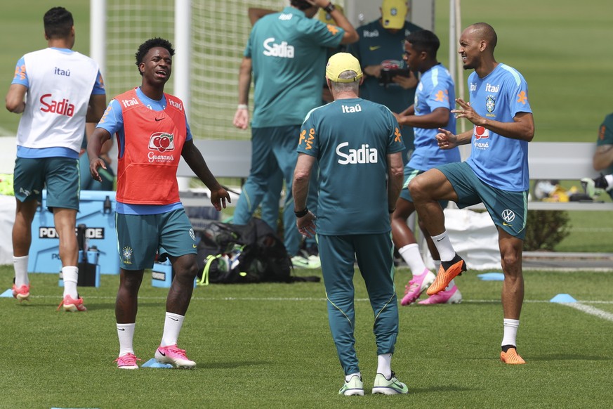epa13031101 Carlo Ancelotti (C), Brazil's head coach, directs Vini Jr. (L) and Fabinho (R) during a training session of the national soccer team for the FIFA World Cup 2026 at Columbia Park in Mo ...