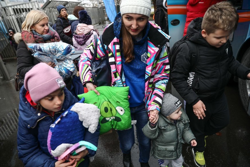 KRAKOW, POLAND - APRIL 01: People fleeing from Ukraine due to ongoing Russian attacks, take a free bus to the Swiss city Sorula offering humanitarian aid, in Krakow, Poland on April 01, 2022. (Photo b ...