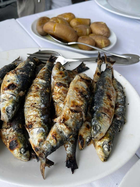 Les fameuses sardines grillées au barbecue.