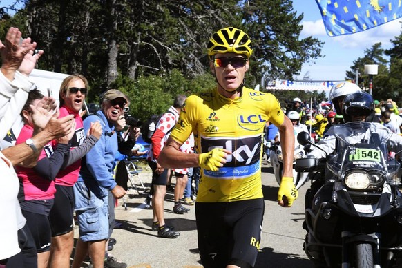 epa05424699 British rider Christopher Froome (C) of Team Sky runs without his bicycle after crashing during the 12th stage of the 103rd edition of the Tour de France cycling race over 178km between Mo ...