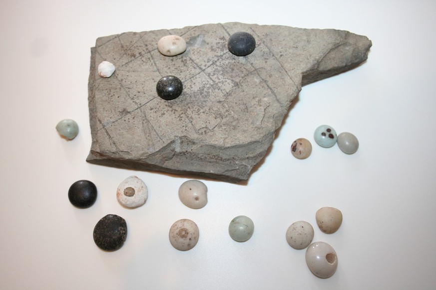 De nombreux plateaux en damier adoptés par les Romains datent de l'époque hellénistique. Sur ce qui ressemble à un plateau de dames actuel, on jouait par exemple latrunculi (soldats, mercenaires), le  ...