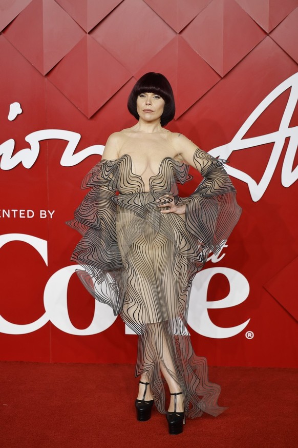 Oh God! Quelqu'un a volé la perruque de Mireille Mathieu!