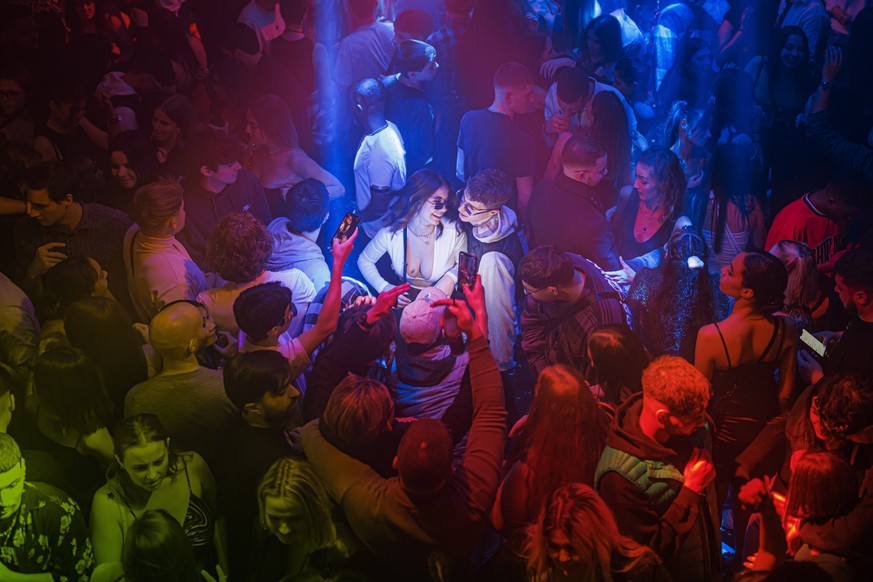 epa09662123 Club goers party at the D! night club on New Year&#039;s Eve in Lausanne, Switzerland, 01 January 2022. The Swiss government announced no new restrictions despite rising Covid-19 cases all ...