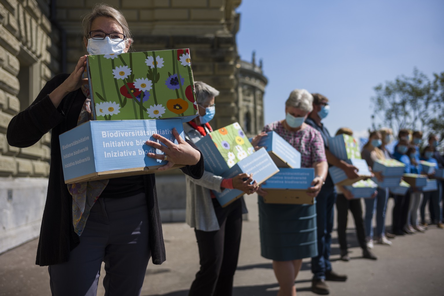 Aktivistinnen von Naturschutzorganisationen reichen in einer symbolischen, Covid-tauglichen Aktion die Unterschriften zur Biodiversitaetsinitiative und der Landschaftsinitiative bei der Bundeskanzlei  ...