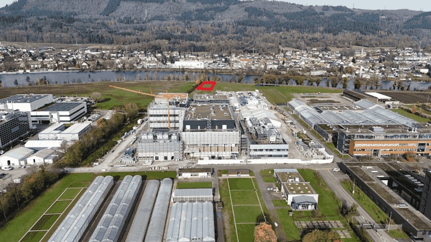 La zone en rouge indique l'emplacement prévu pour la centrale de secours de Stein (AG), d'une puissance de 57 mégawatts. Devant celle-ci se trouve le nouveau site de Lonza.