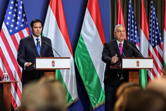 Marco Rubio (à gauche) avec le Premier ministre hongrois Viktor Orban, lors d'une visite à Budapest, le 16 février 2026.