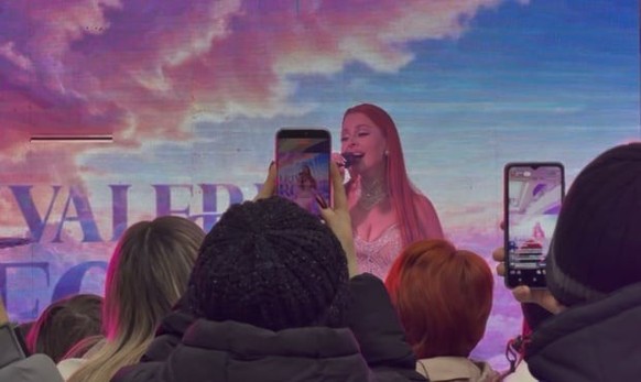 Valeriya Simulik se produit dans un grand magasin de Kharkiv.