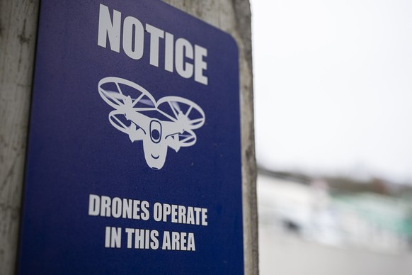 STALLIKON, 03.12.2025 - Warnschild vor Drohen bei Sunflower Labs in Stallikon. Sunflower Labs in Stallikon stellt Drohen für die Überwachung von Gebäuden und Grundstücken her. Photo by Pascal Mora