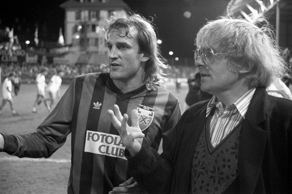 Xamax-Trainer Gilbert Gress bespricht sich am 5. Oktober 1988 in Neuenburg mit seinem Spieler Heinz Hermann vor dem Penaltyschiessen. Xamax gewinnt das Heimspiel der ersten Runde im Meistercup gegen A ...