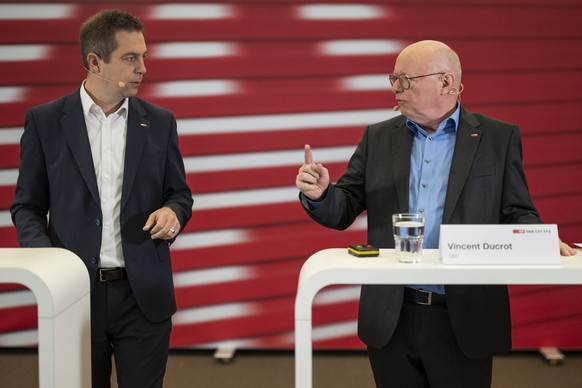 Vincent Ducrot, CEO SBB, Reto Liechti, Leiter Produktion Personenverkehr SBB informieren ueber die Vergabe der Produktion von 116 Doppelstockzuegen fuer die Zuercher S-Bahn und die Westschweiz, am Fre ...