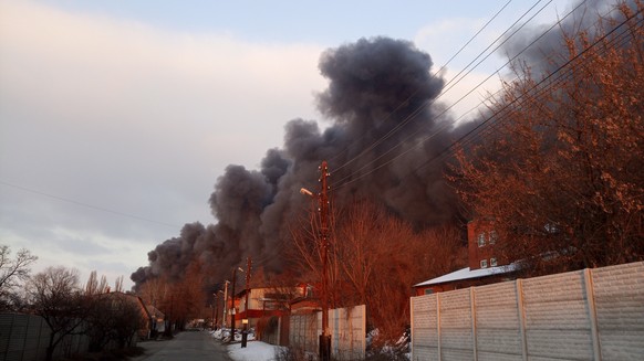 A Kharkiev en Ukraine, des fumées noires se voient à des kilomètres. 