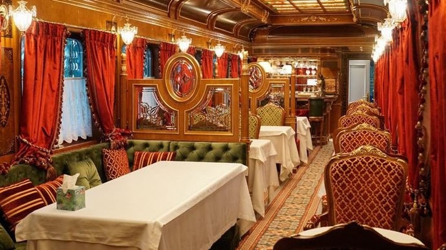 Quarante personnes peuvent manger, à l'aise, dans ce wagon-restaurant qui ne voyage jamais. Vous trouvez que la déco est trop chargée?