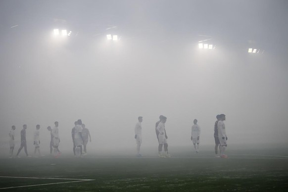 Deux interruptions à Lausanne - Servette en raison des fumigènes craqués par la Section grenat.