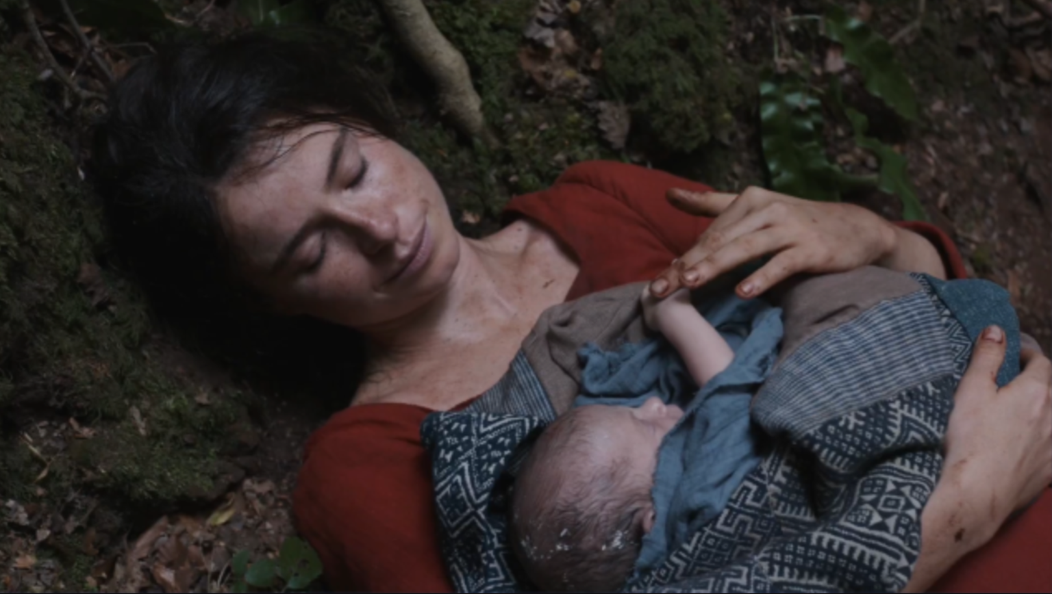 Agnès accouchant dans la forêt, un personnage qui noue un lien très fort avec la nature.
