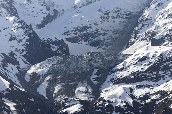 L&#039;eboulement dans la montagne du Bietschhorn photographies le dimanche 18 mai 2025 a Blatten. Suite a une coulee de boue survenue ces derniers jours, une partie des habitants du village de Blatte ...