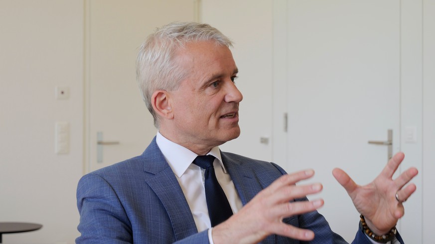 Betreibt der Bundesrat im Kampf gegen die SVP-Initiative «Keine 10-Millionen-Schweiz» Schwarzmalerei? Und nimmt er die Ängste der Bevölkerung wegen der Zuwanderung ernst genug? Dazu nimmt Bundesrat Be ...