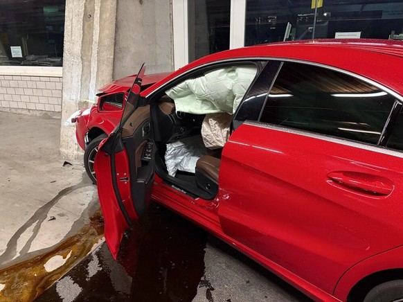 Un jeune conducteur a perdu le contrôle de sa voiture de sport mercredi dans le parking du grossiste Aligro, à Spreitenbach, et a percuté un pilier. Personne n’a été blessé, mais son permis de conduir ...