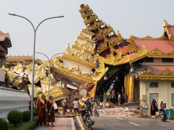 A Mandalay, la deuxi�me ville de Birmanie, de nombreux immeubles sont en ruines apr�s le puissant s�isme.