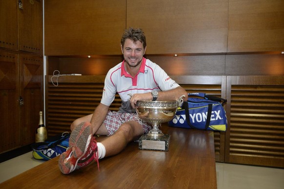 epa04788358 Switzerland&#039;s Stan Wawrinka poses with the winner trophy after beating Novak Djokovic in the final match of the French Open tennis tournament at the Roland Garros stadium, Paris, Fran ...