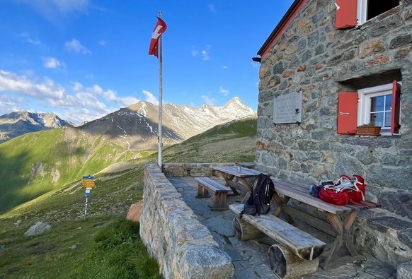 La Cabane Es-Cha (Chamanna d'Es-cha) sur la Haute Route des Grisons. Ce refuge du CAS est situé à 2 594 mètres d'altitude dans les Grisons, au pied du Piz Kesch.
