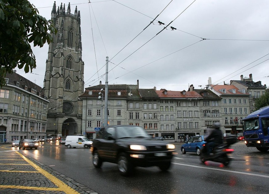 Morgendlicher Pendlerverkehr durch die Innensatdt von Fribourg, mit der Sankt Niklaus Kathedrale im Hintergrund, aufgenommen am Dienstag 19. September 2006. Rund 25 000 Autos pro Tag nehmen diesen Weg ...