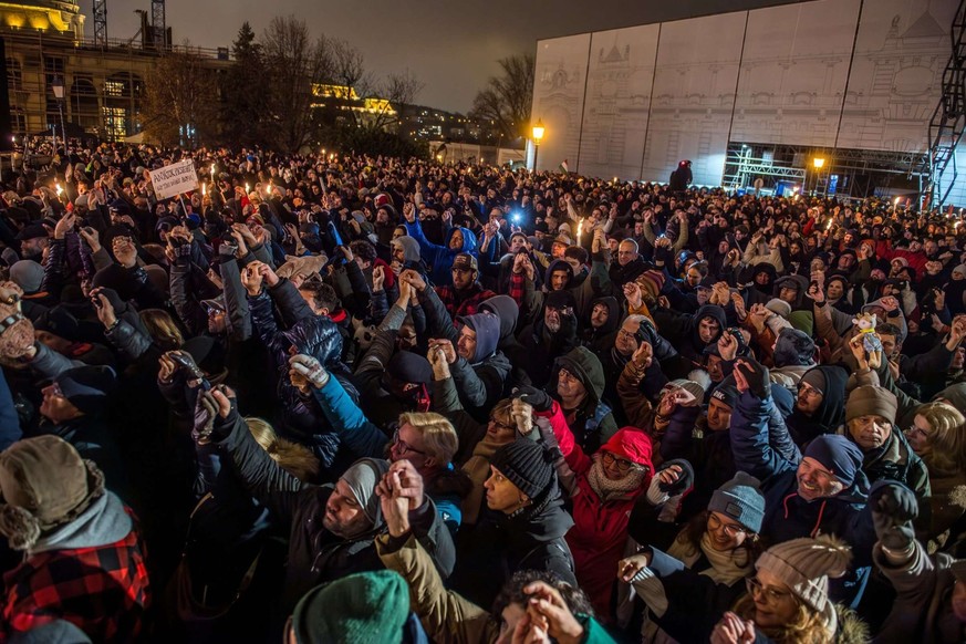 Des manifestants se tiennent par la main devant les bureaux de la présidence hongroise lors d'une manifestation réclamant la démission du Premier ministre hongrois en raison de l'inaction pe ...