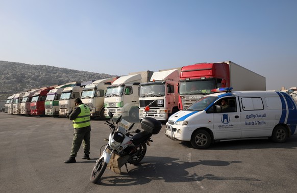 Des camions transportant du matériel d&#039;aide après avoir traversé le poste frontière de Bab al-Hawa à la frontière syro-turque, dans le gouvernorat d&#039;Idlib, en Syrie, le 10 janvier 2023