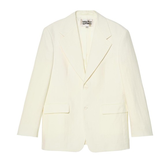 Le blazer, fortement similaire à celui qu'abordait le chanteur pour assurer le show de la mi-temps du Super Bowl, coûte 179,90CHF.