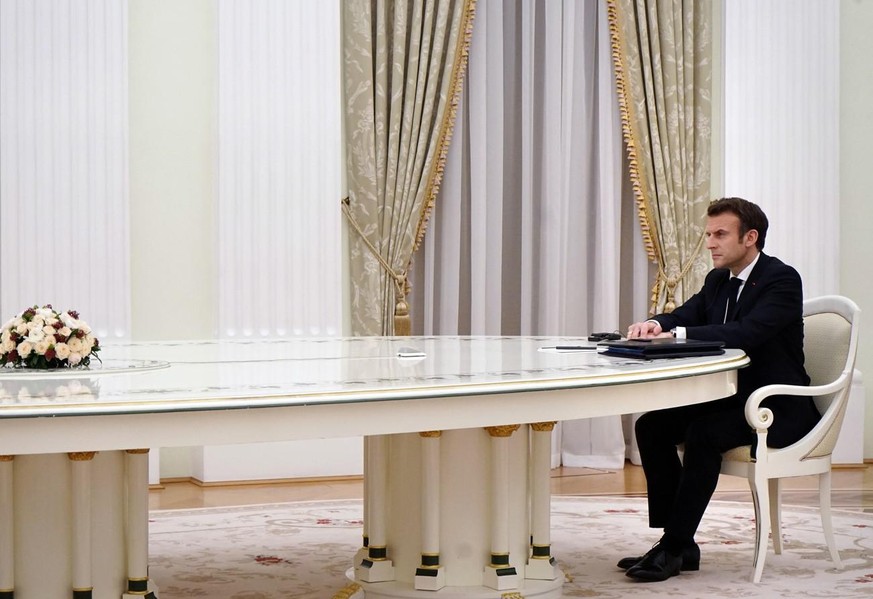 Le président français Emmanuel Macron lors de sa rencontre avec Poutine (à l'autre bout de la table) à Moscou.