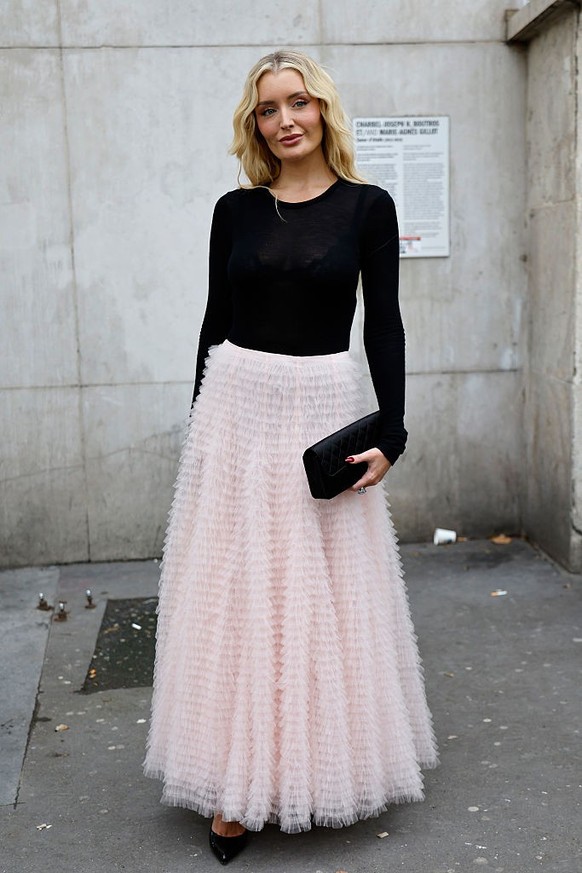 PARIS, FRANCE - OCTOBER 05: Zofia Krasicki wears black long sleeves top, pink tulle maxi skirt, black clutch bag, black heels, outside Akris, during the Womenswear Spring Summer 2026 as part of Paris  ...