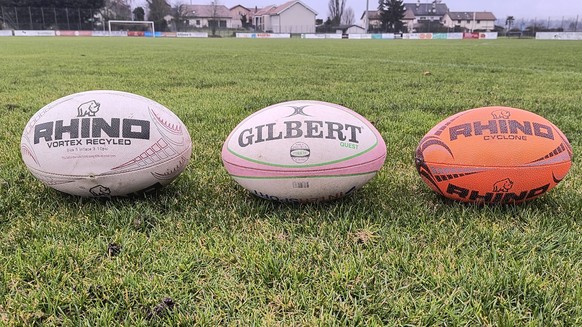 De gauche à droite, un ballon de rugby taille 5, 4 et 3.