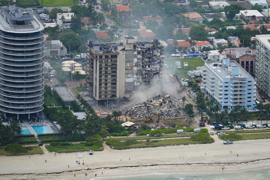 Les secouristes travaillent dans les décombres de l'immeuble Champlain Towers South Condo, à Miami, en Floride.